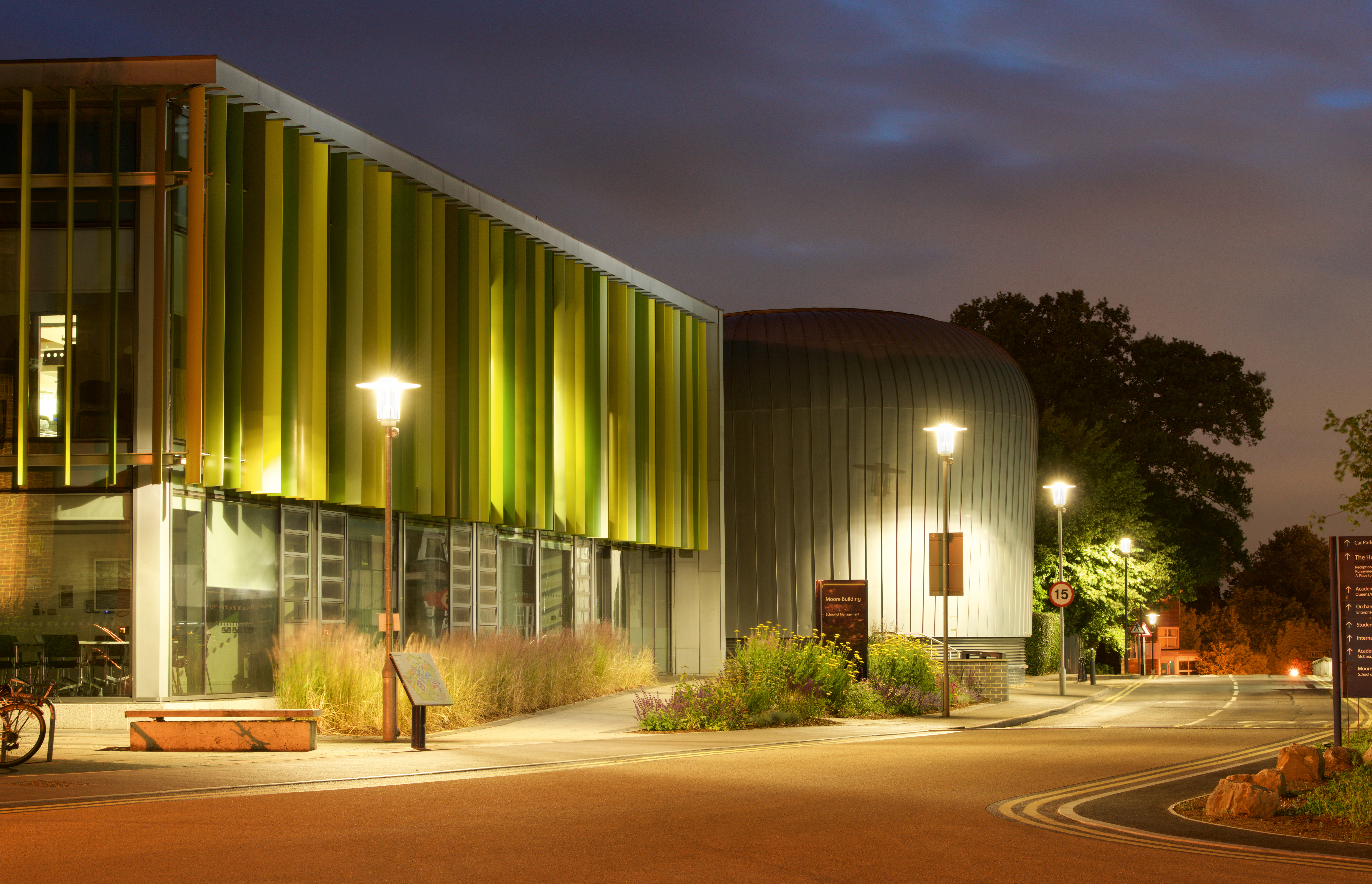 Lighting of the outdoor area of a building