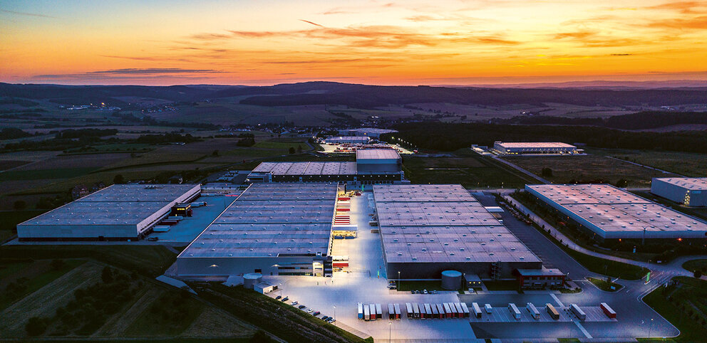 Bork Logistics, Langgöns Large industrial hall photographed at sunset.